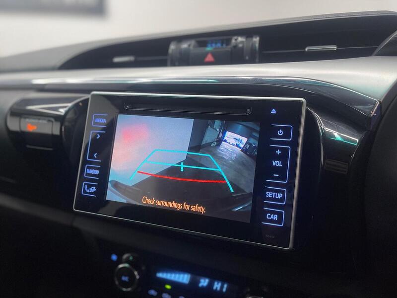 Toyota Hilux 2.4 D-4D Invincible 4WD Euro 6 4dr (TSS, 3.5t) - U251