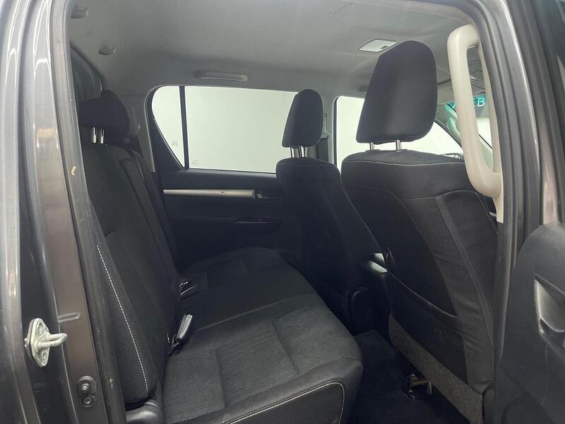 Toyota Hilux 2.4 D-4D Invincible 4WD Euro 6 4dr (TSS, 3.5t) - U251