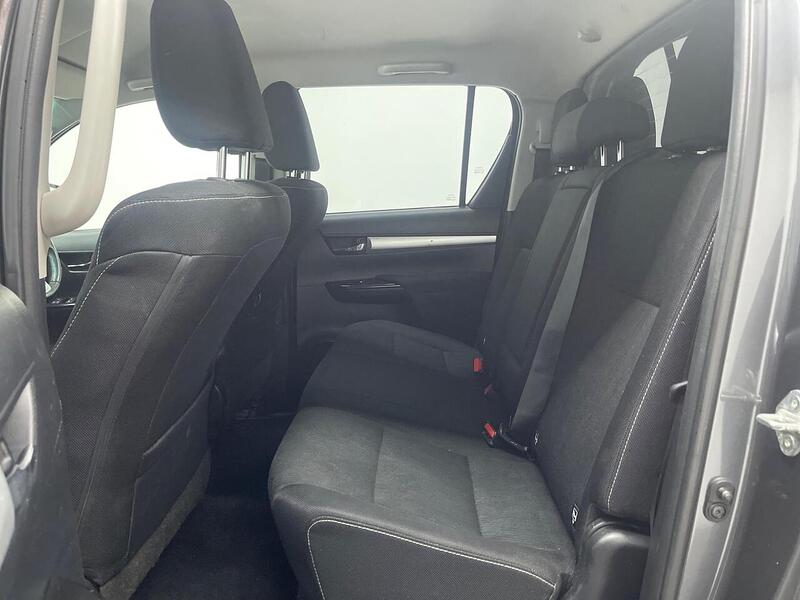 Toyota Hilux 2.4 D-4D Invincible 4WD Euro 6 4dr (TSS, 3.5t) - U251