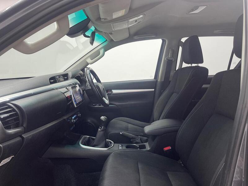 Toyota Hilux 2.4 D-4D Invincible 4WD Euro 6 4dr (TSS, 3.5t) - U251