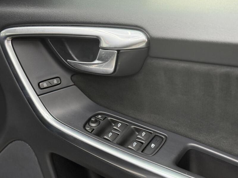 Volvo XC60 2.4 D4 R-Design Nav Auto AWD Euro 6 (s/s) 5dr - U262