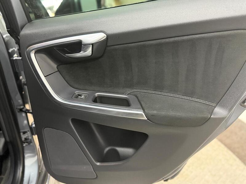 Volvo XC60 2.4 D4 R-Design Nav Auto AWD Euro 6 (s/s) 5dr - U262