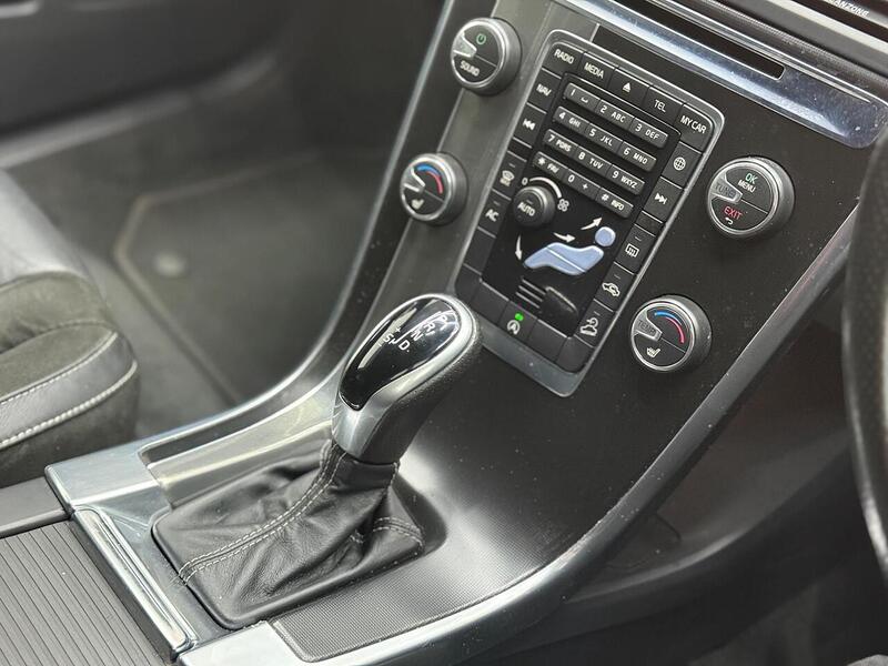 Volvo XC60 2.4 D4 R-Design Nav Auto AWD Euro 6 (s/s) 5dr - U262