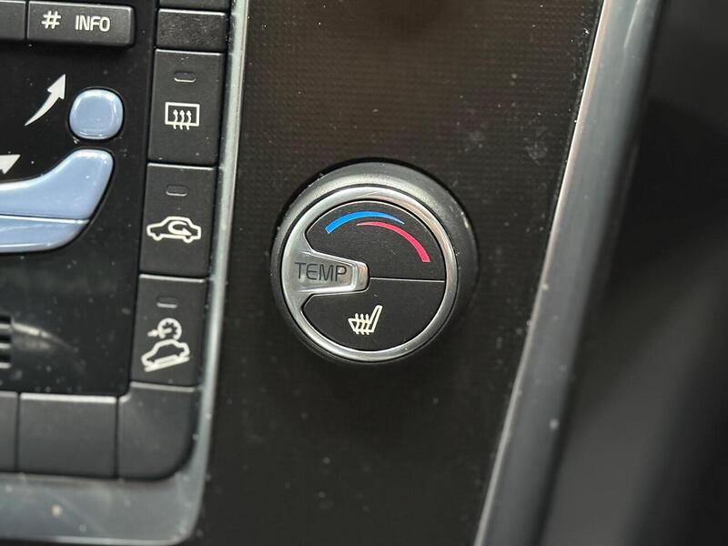 Volvo XC60 2.4 D4 R-Design Nav Auto AWD Euro 6 (s/s) 5dr - U262