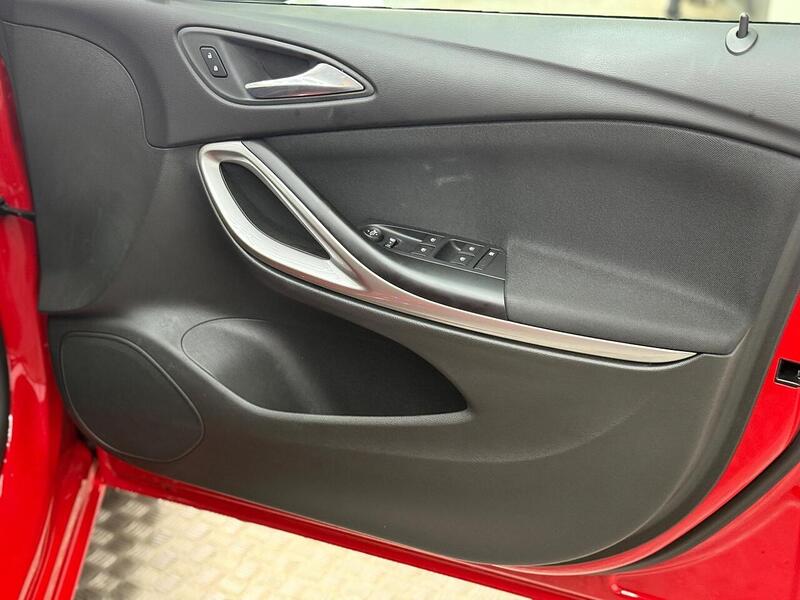 Vauxhall Astra 1.2 Turbo SRi VX Line Nav Euro 6 (s/s) 5dr - U323