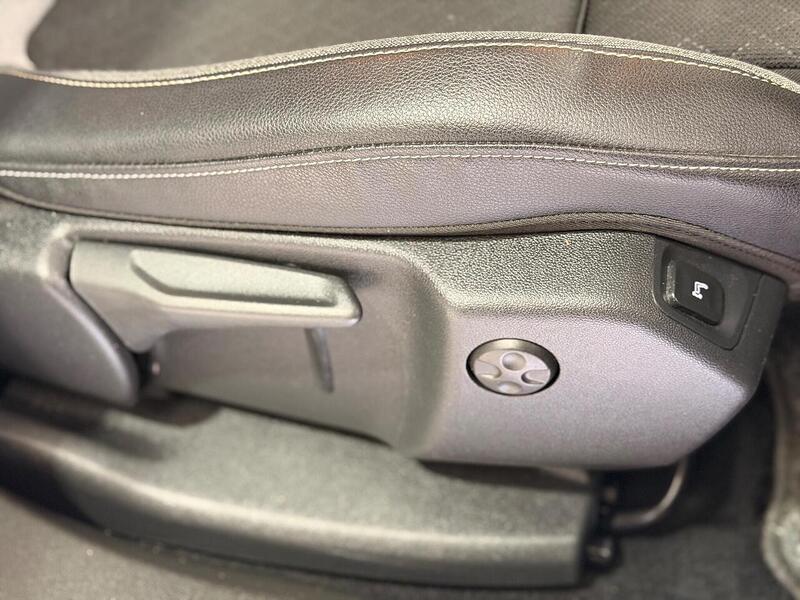 Vauxhall Grandland X 1.2 Turbo SRi Nav Auto Euro 6 (s/s) 5dr - U401