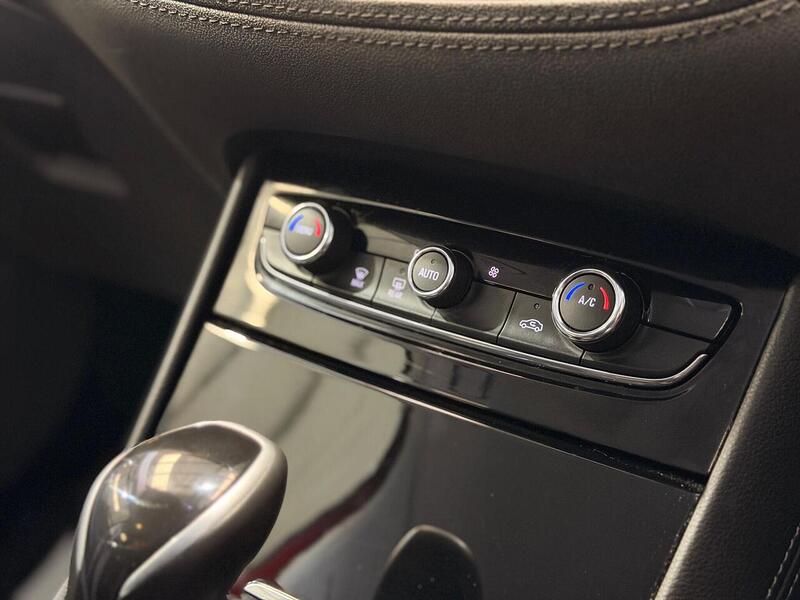 Vauxhall Grandland X 1.2 Turbo SRi Nav Auto Euro 6 (s/s) 5dr - U401