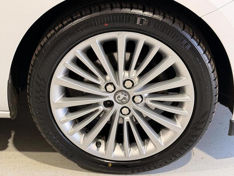 Vauxhall Astra 1.2 Turbo Elite Nav Euro 6 (s/s) 5dr - U429