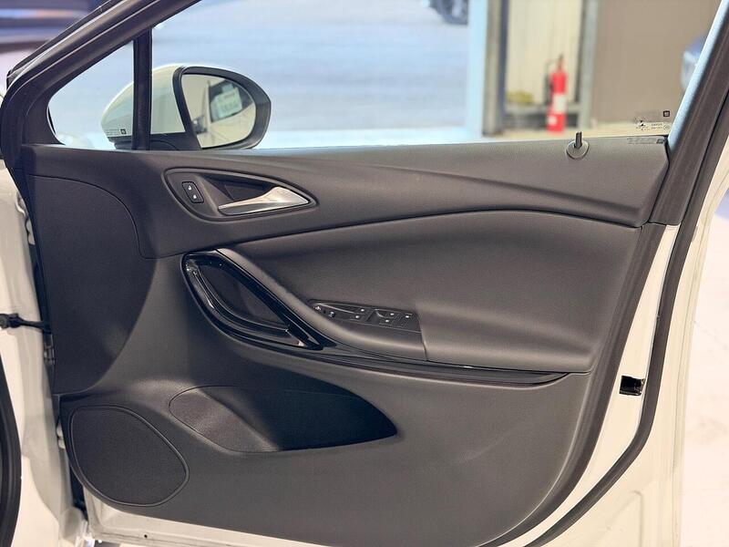 Vauxhall Astra 1.2 Turbo Elite Nav Euro 6 (s/s) 5dr - U429