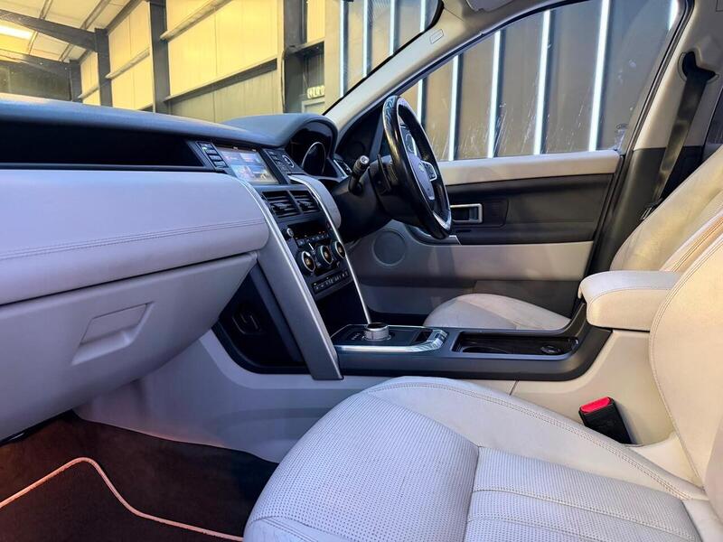 Land Rover Discovery Sport 2.0 TD4 HSE Black Auto 4WD Euro 6 (s/s) 5dr - U674