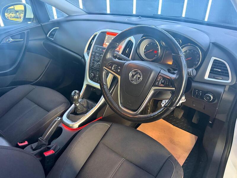 Vauxhall Astra 2.0 CDTi Tech Line GT Euro 5 (s/s) 5dr - U680