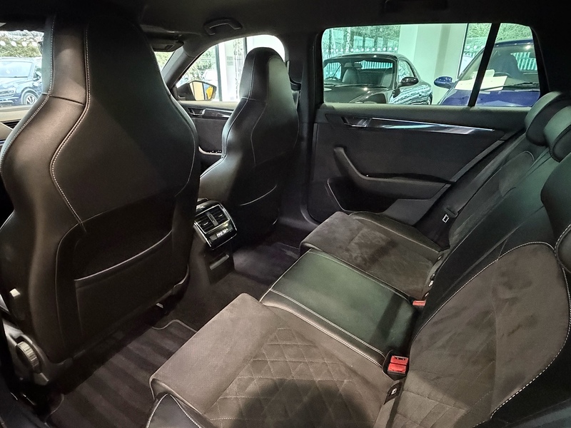 Skoda Superb 2.0 TDI SportLine Estate 5dr Diesel DSG Euro 6 (s/s) (190 ps) - U5934