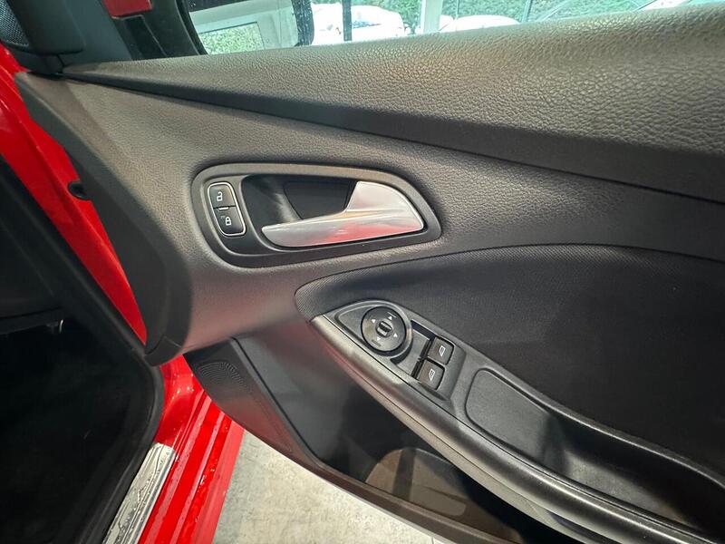 Ford Focus 1.5 TDCi ST-Line Hatchback 5dr Diesel Manual Euro 6 (s/s) (120 ps) - U6060