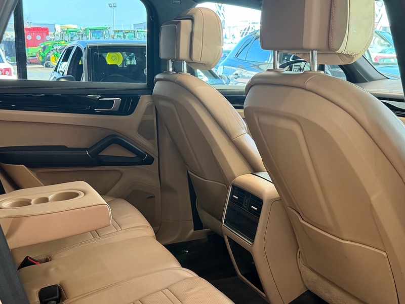 Porsche Cayenne 3.0T V6 SUV 5dr Petrol TiptronicS 4WD Euro 6 (s/s) (340 ps) - U6327