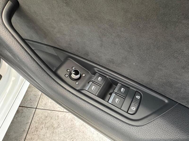 Audi A4 Avant 2.0 TFSI 40 Black Edition Estate 5dr Petrol S Tronic Euro 6 (s/s) (204 ps) - U6493