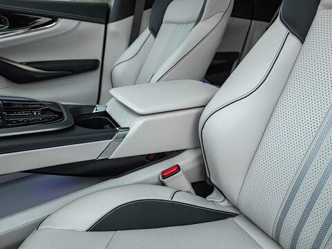 Aston Martin Dbx V8 - U5563