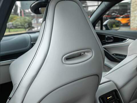 Aston Martin Dbx V8 - U5563