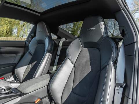 Porsche 911 Carrera 4 Gts - U5586