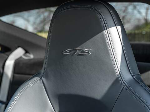 Porsche 911 Carrera 4 Gts - U5586