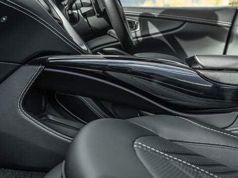 Aston Martin Dbx V8 - U5604