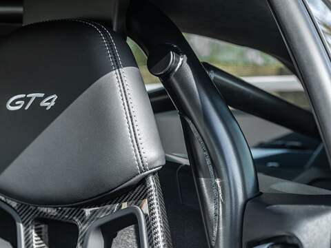 Porsche 718 Cayman Gt4 - U5612