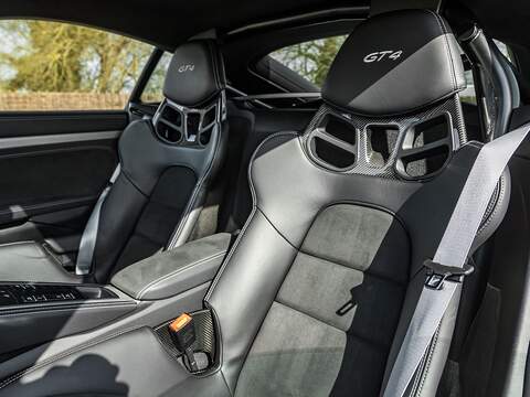 Porsche 718 Cayman Gt4 - U5612