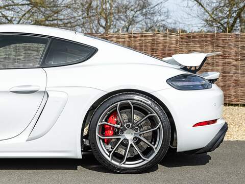 Porsche 718 Cayman Gt4 - U5612