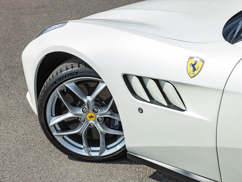 Ferrari GTC4 Lusso T - Large 9