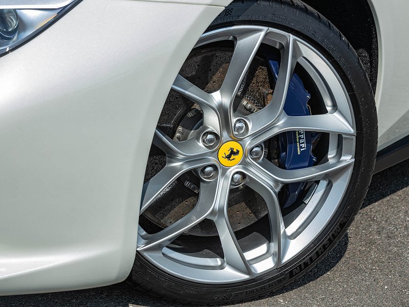 Ferrari GTC4 Lusso T - Large 13