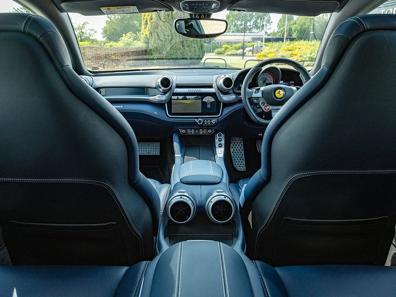 Ferrari GTC4 Lusso T - Large 22