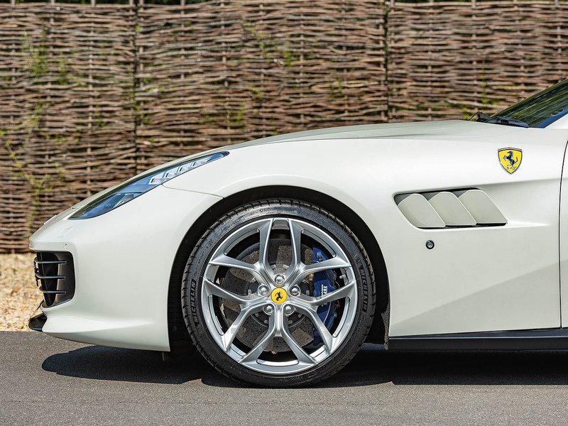 Ferrari GTC4 Lusso T - Large 7
