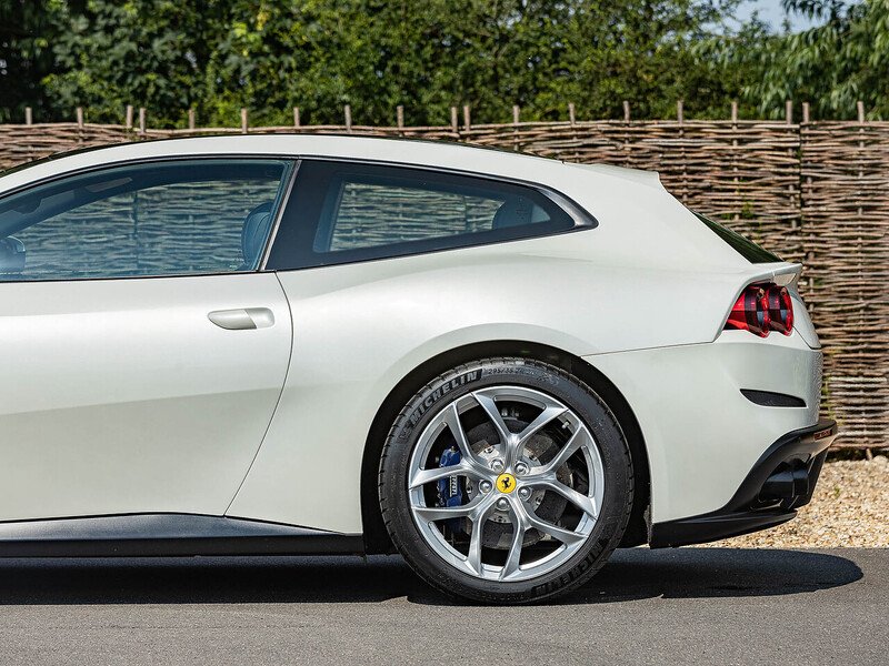 Ferrari GTC4 Lusso T - Large 8