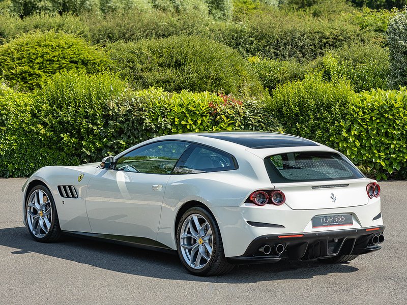 Ferrari GTC4 Lusso T - Large 38