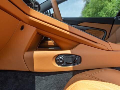 Aston Martin Db12 V8 - U5660