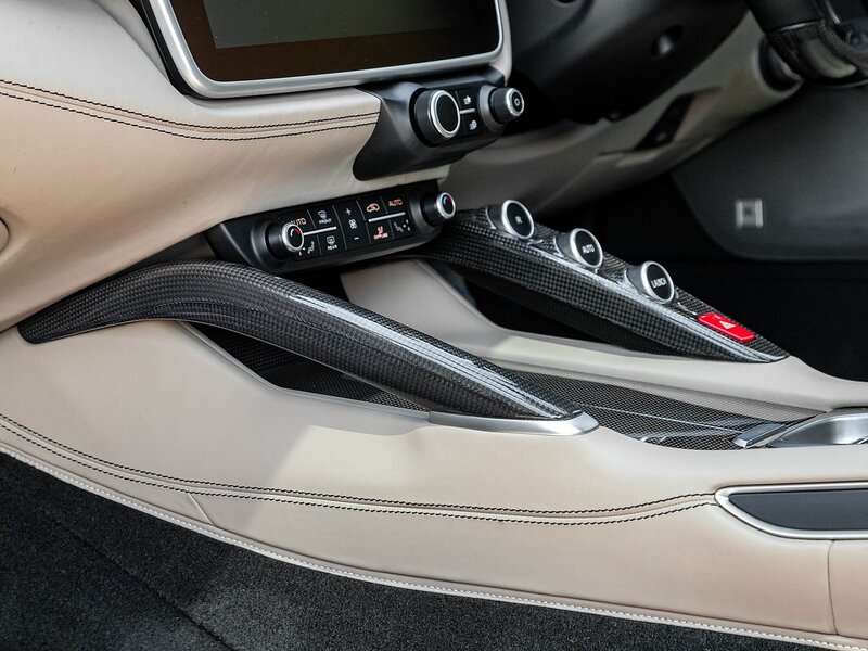 Ferrari GTC4 Lusso V12 - Large 21