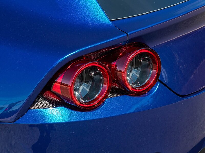 Ferrari GTC4 Lusso V12 - Large 32