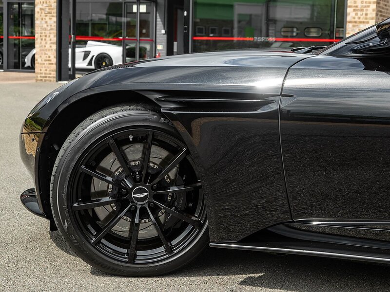 Aston Martin DB11 V8 Volante - Large 9