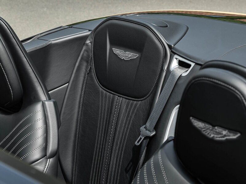 Aston Martin DB11 V8 Volante - Large 18