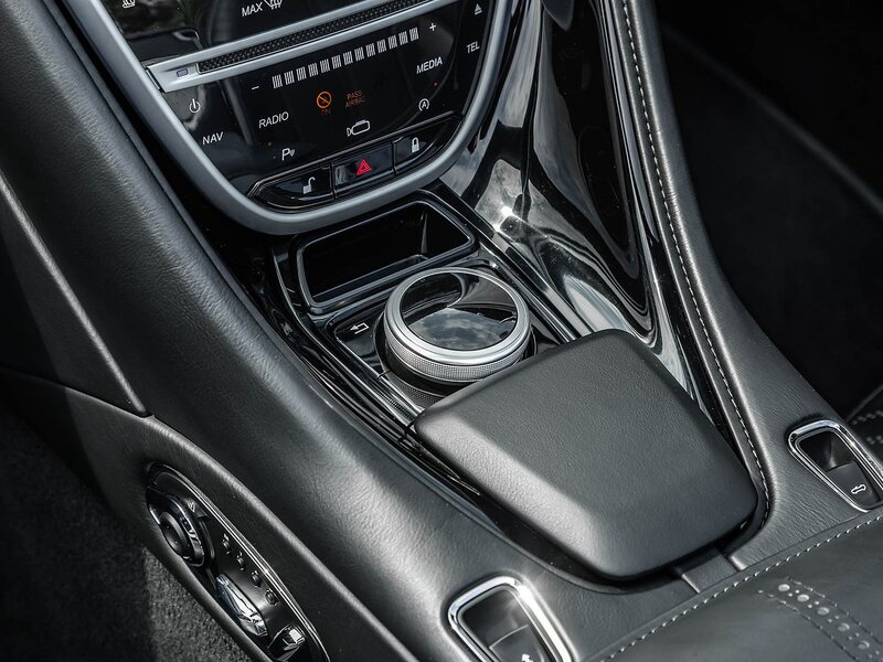 Aston Martin DB11 V8 Volante - Large 22