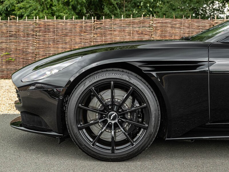Aston Martin DB11 V8 Volante - Large 36