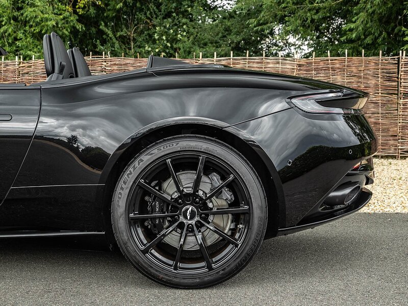 Aston Martin DB11 V8 Volante - Large 37