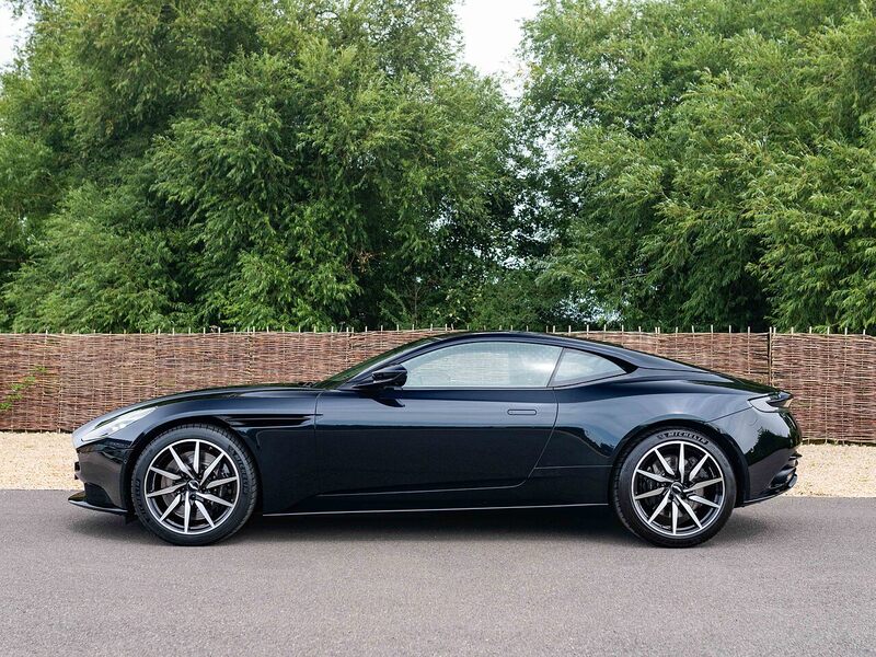 Aston Martin DB11 V8 Coupe - Large 2