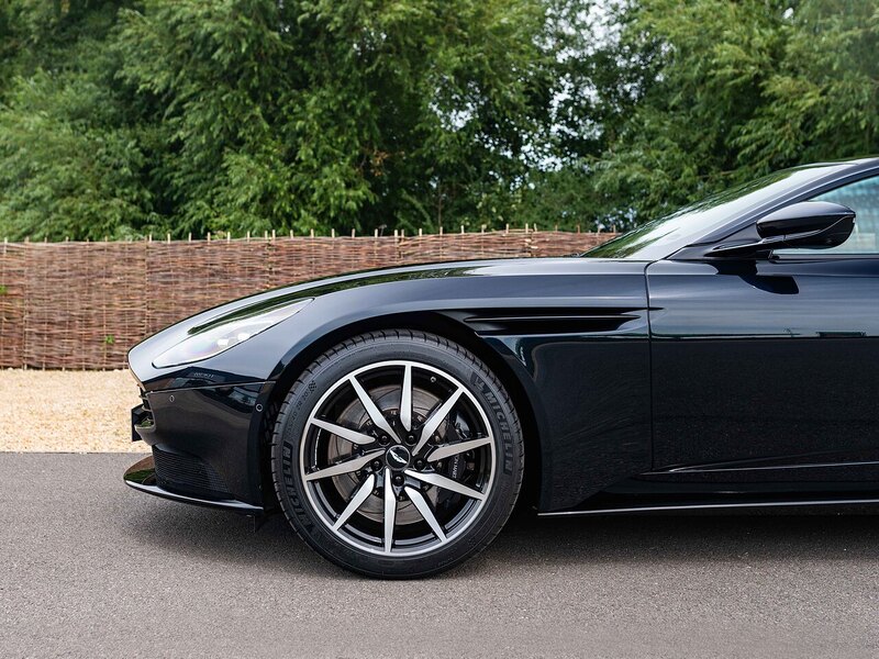 Aston Martin DB11 V8 Coupe - Large 7