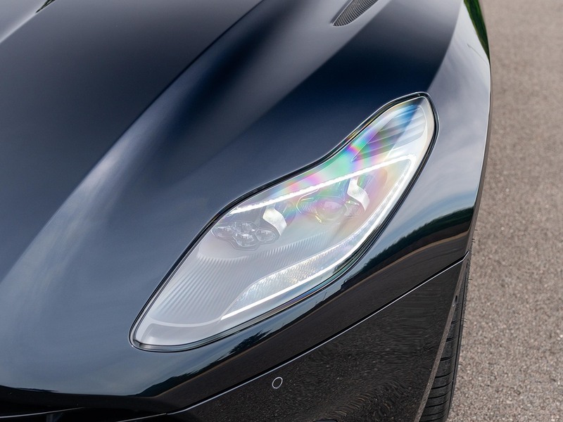 Aston Martin DB11 V8 Coupe - Large 14