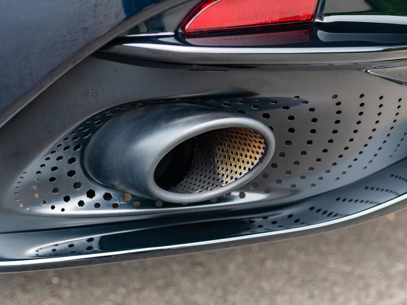 Aston Martin DB11 V8 Coupe - Large 16
