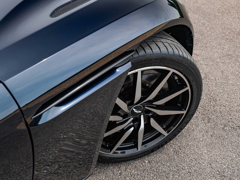 Aston Martin DB11 V8 Coupe - Large 17
