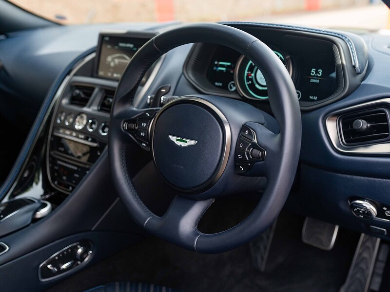 Aston Martin DB11 V8 Coupe - Large 29