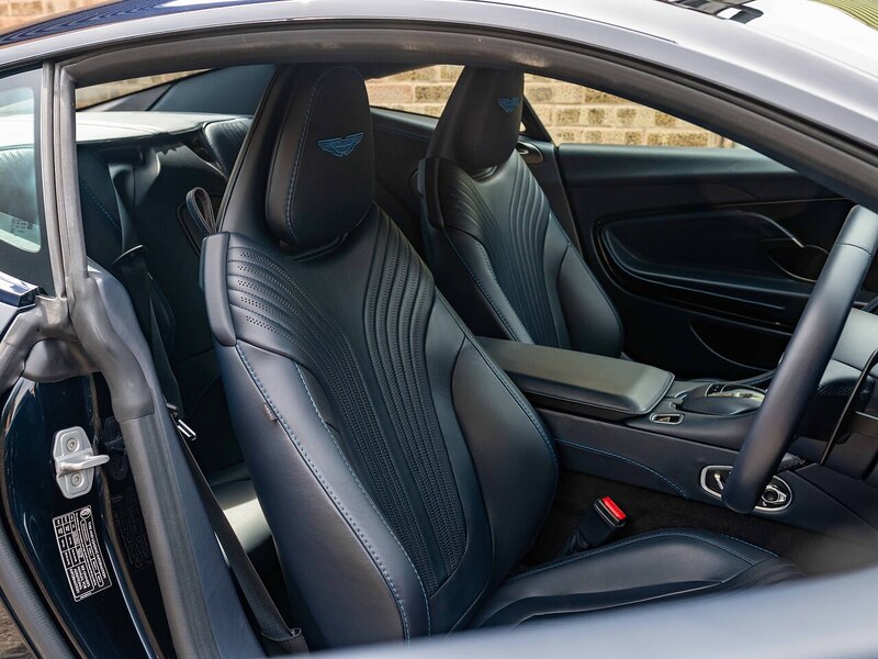 Aston Martin DB11 V8 Coupe - Large 30