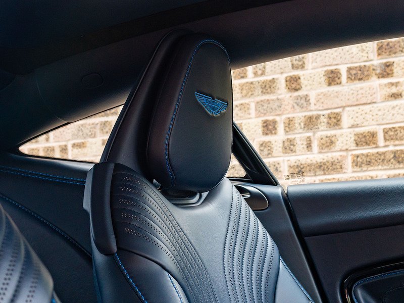Aston Martin DB11 V8 Coupe - Large 32