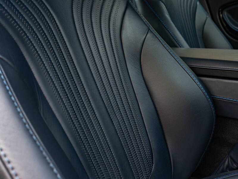 Aston Martin DB11 V8 Coupe - Large 34
